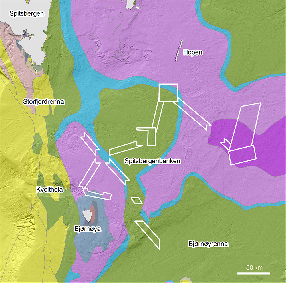 Figur 4: Berggrunnskartet over Spitsbergenbanken viser utbredelsen av sedimentære bergarter fra trias-tiden (rosa, 252-201 millioner år gamle), jura-tiden (blå, 201-145 millioner år gamle), kritt-tiden (grønn, 145-65 millioner år gamle) og tertiær-tiden (gul, 65-1,8 millioner år gamle) alder. Hvite bokser viser kartleggingsområdene for årets tredje Mareano-tokt.