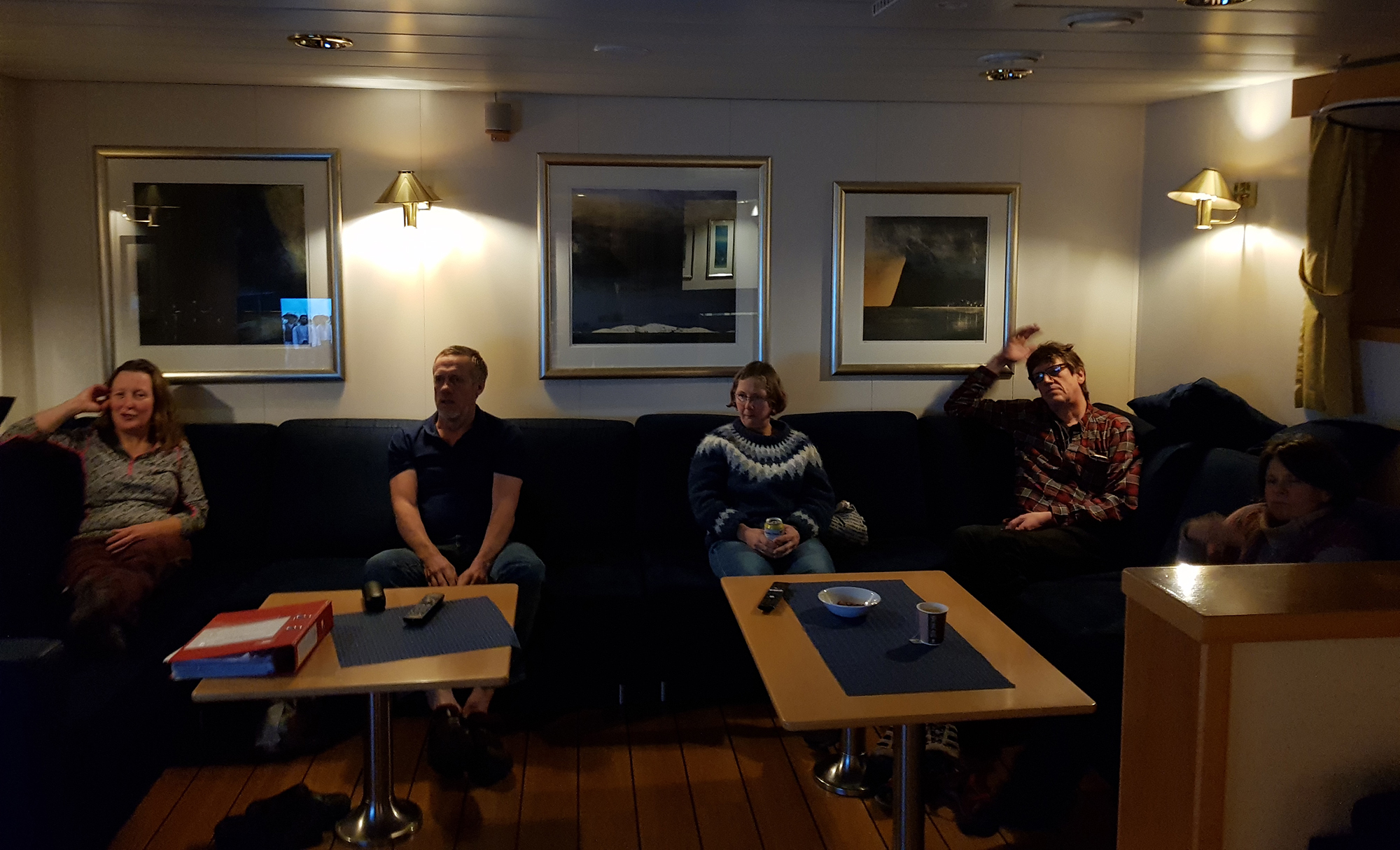 Anne, Henning, Guri og Pål slapper av og ser på en film på frivakta. Bilder: Lilja R. Bjarnadóttir