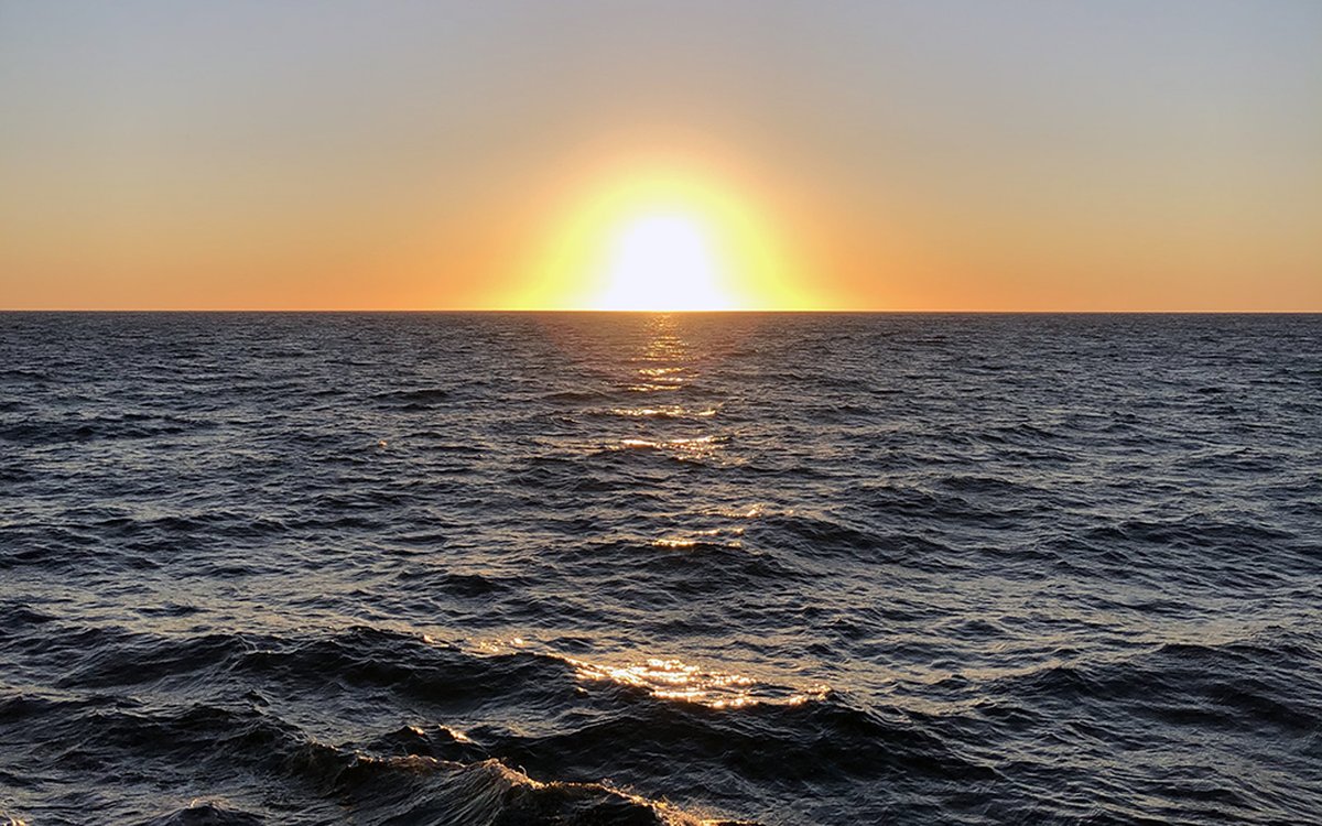 Solnedgang på havet