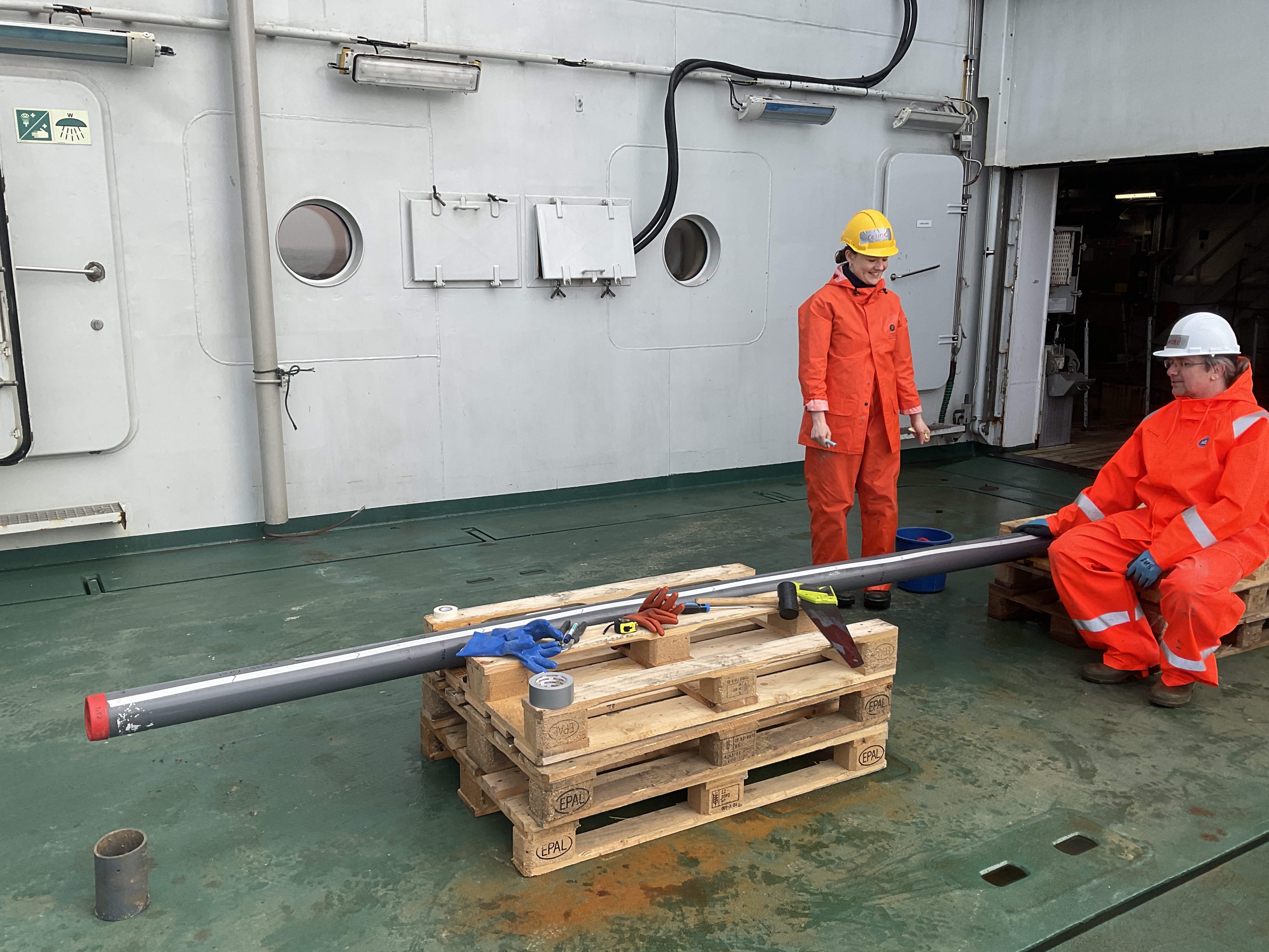 Cecile Golda ser på Andre fra HI, som sitter ved et prøverør.