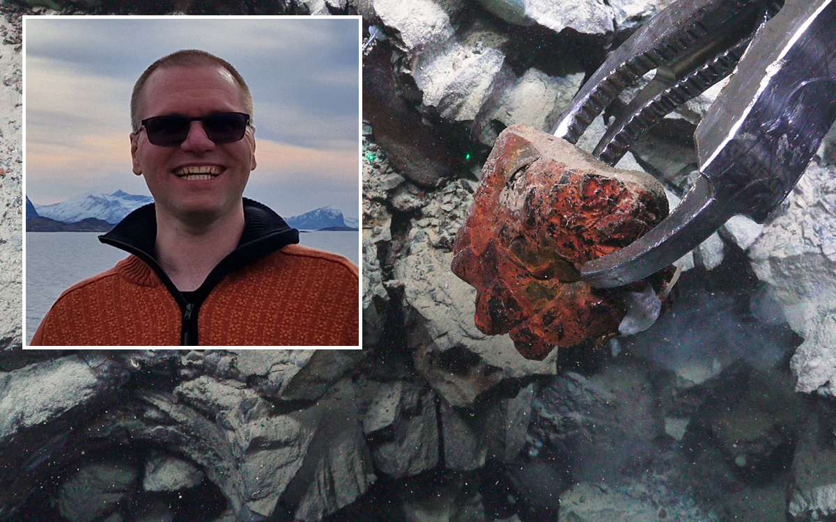 Daniel Wiberg og en klo som tar en rød lavastein fra havbunnen. 
