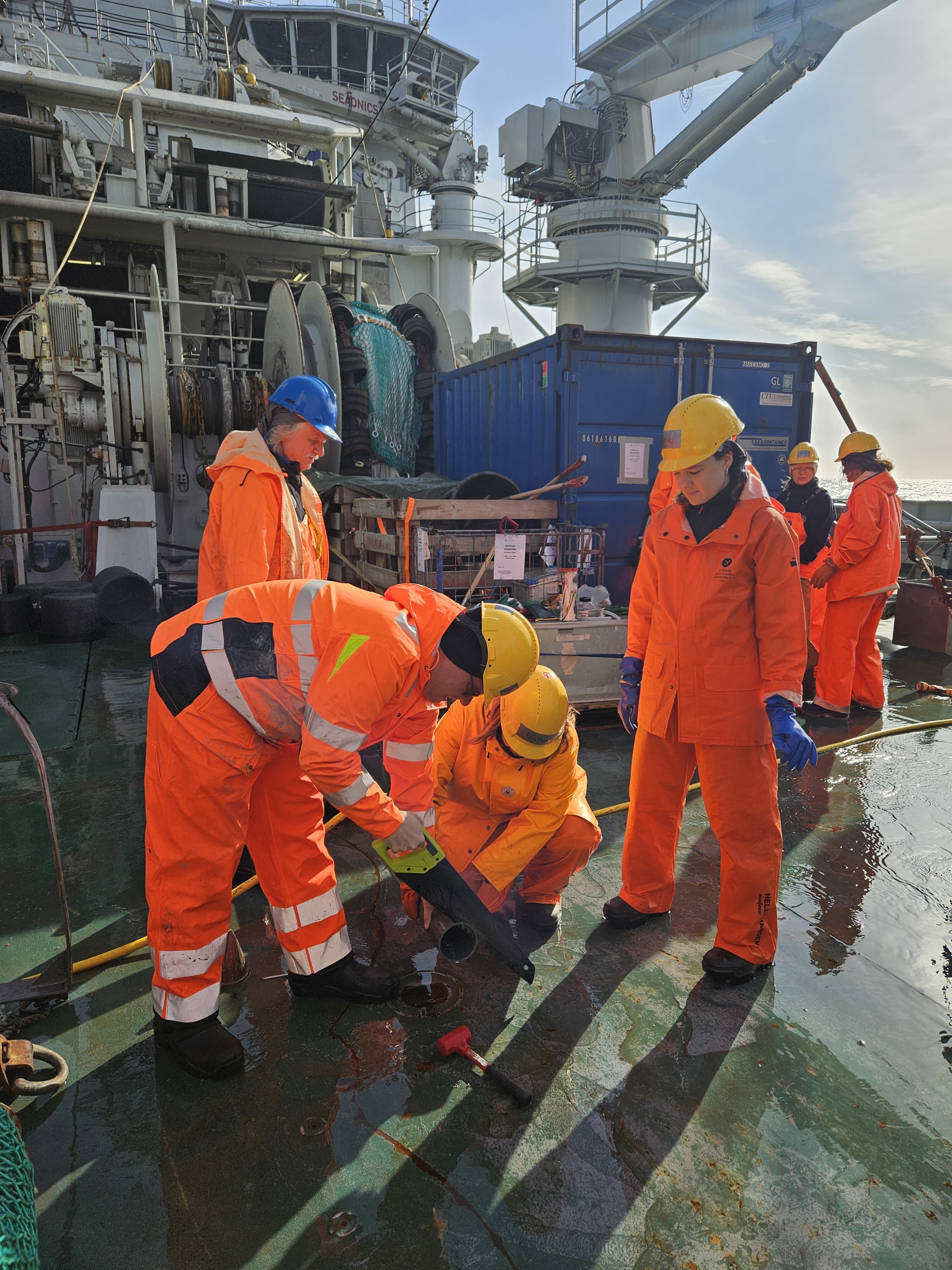 Daniel Wiberg, Cecline Golda og flere ser på gravitasjonsprøvetakeren. 
