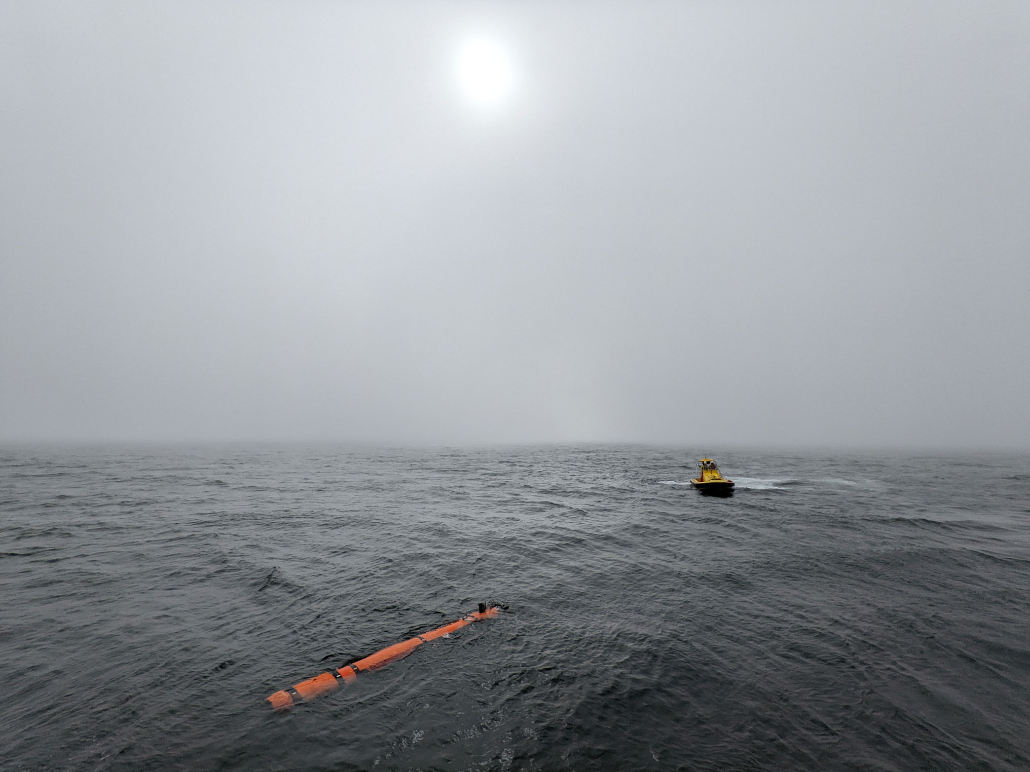 Gråværsfoto av forskningsfartøy på havet