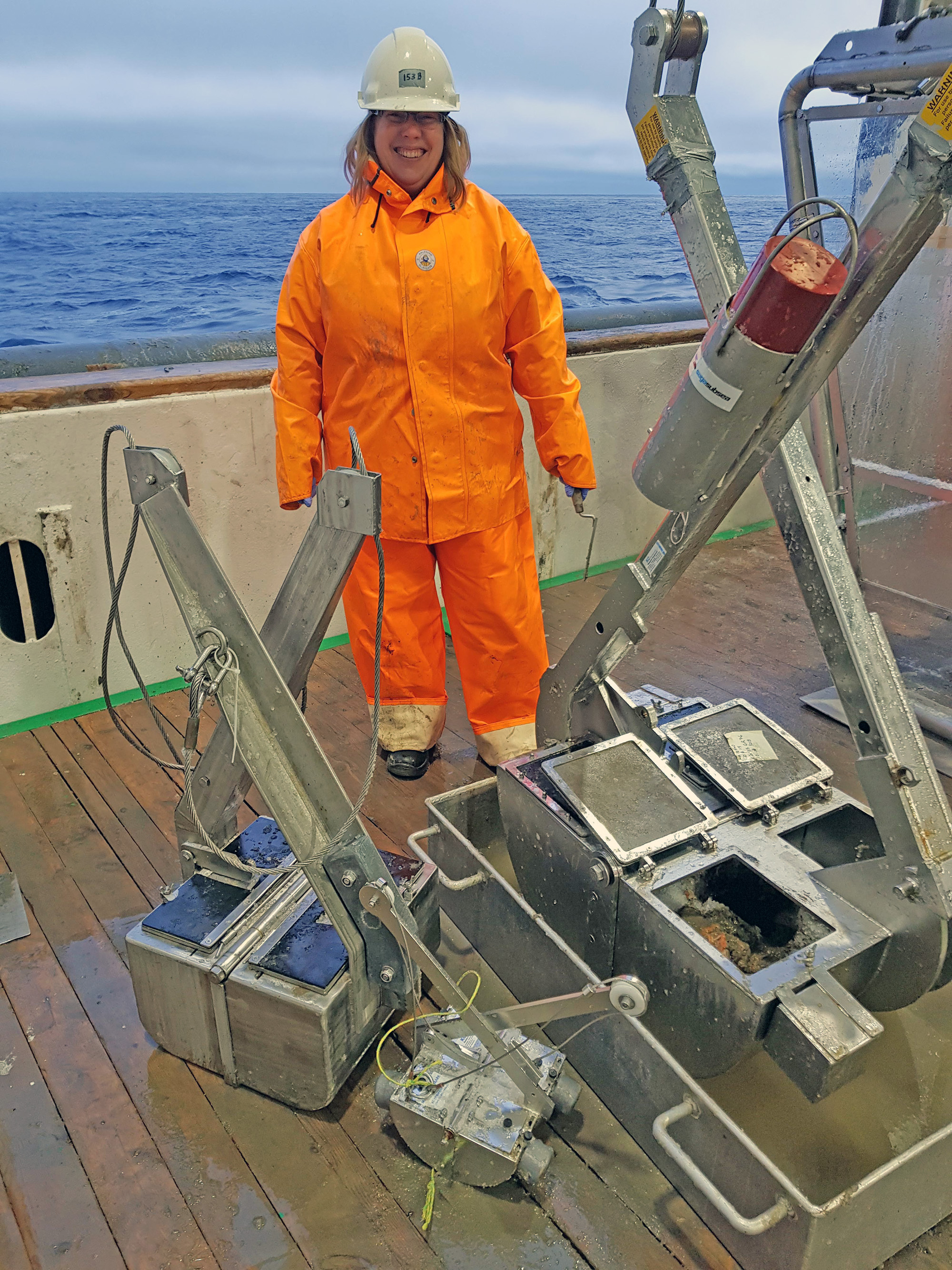 Geolog Valérie Bellec på dekk med de tre van Veen-grabbene: 0,15 m2 til venstre, 0,025 m2-grabb i midten og 0,25 m2-grabben til høyre. Foto: Lilja R. Bjarnadóttir.
