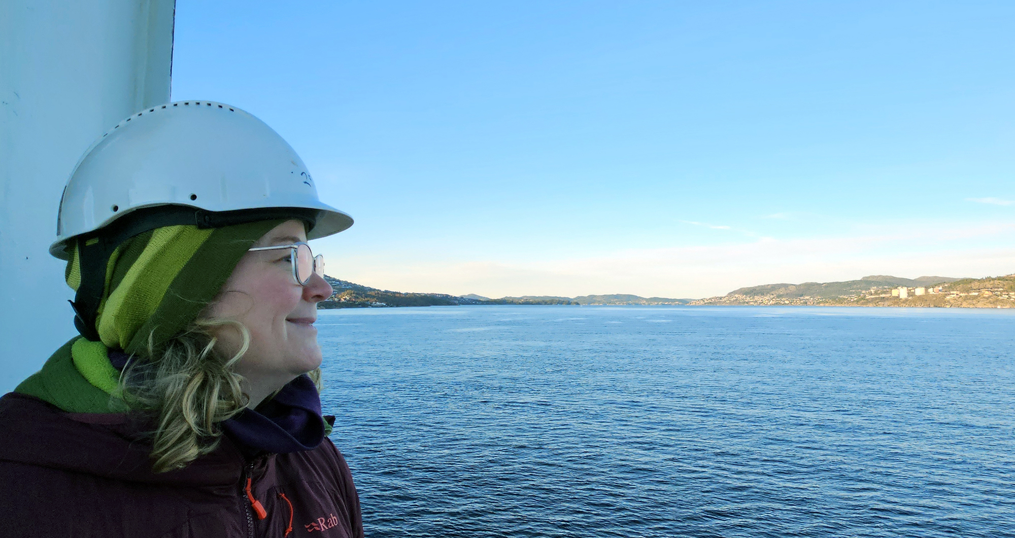 Kvinne skuer utover havet.