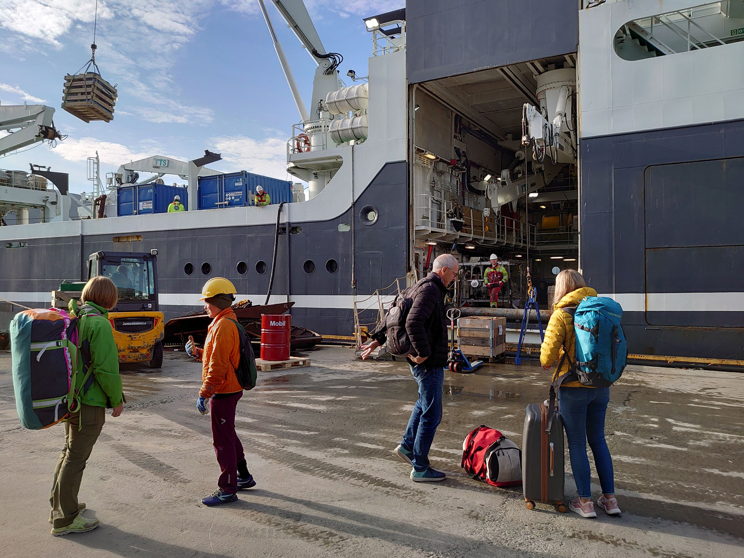 Bilde tatt på kaia i Tromsø. Viser toktdeltakere på vei om bord med baggasje og utstyr som skal være med.