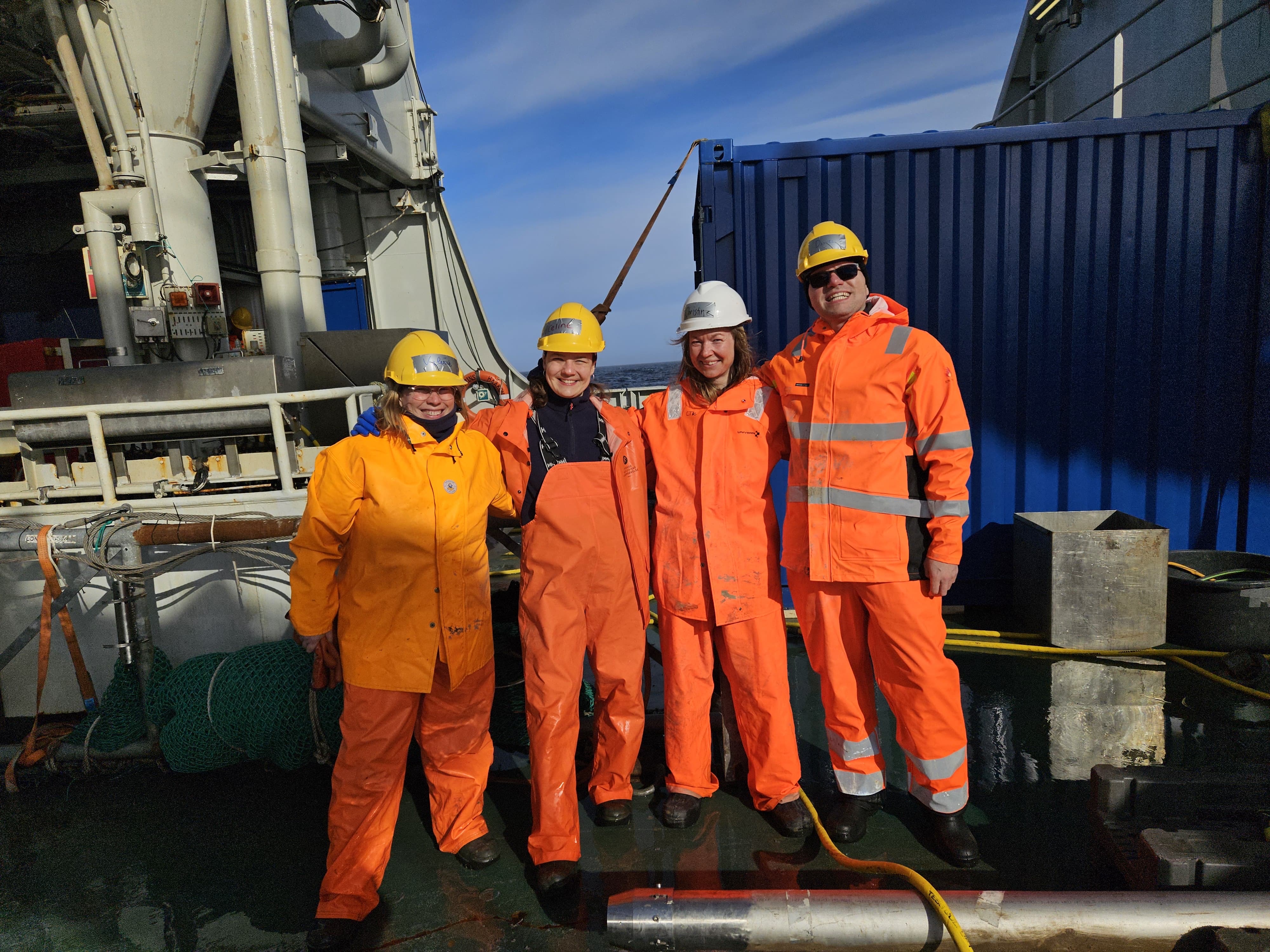 Valerie Bellec, Cecline Golda, Christine Tømmervik Kollsgård og Daniel Wiberg smiler på dekk på FF Kronpris Haakon.