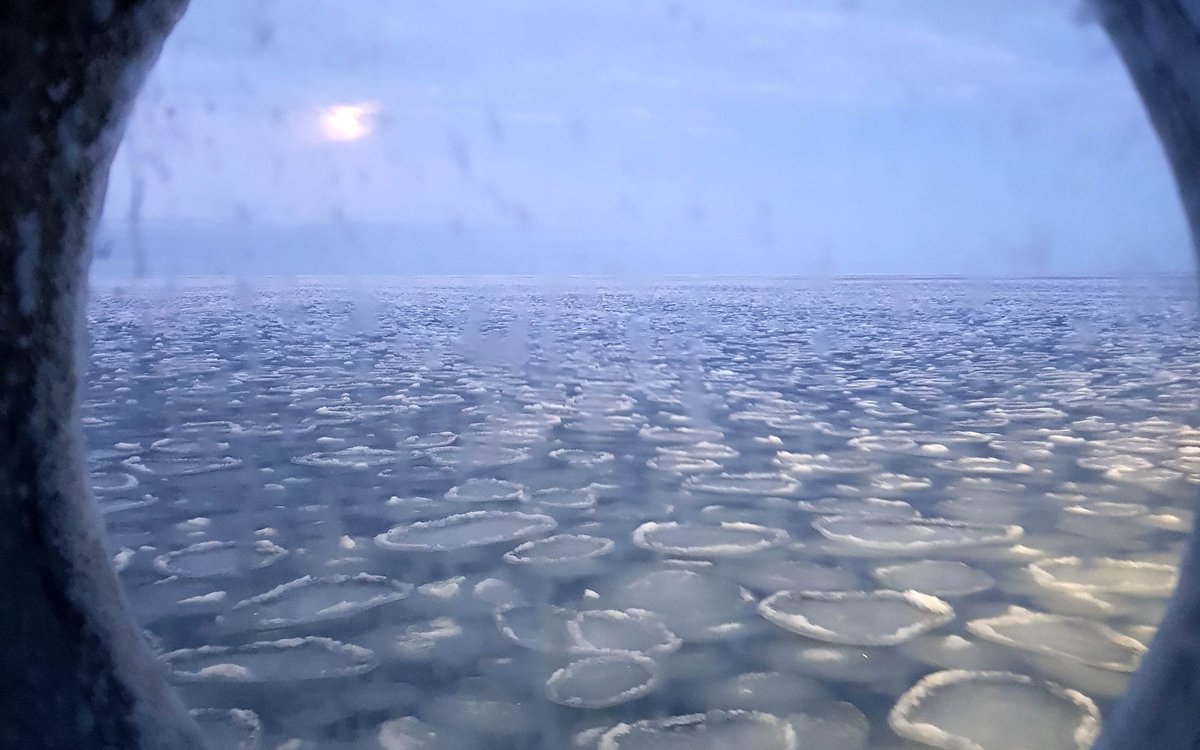 foto av isflak gjennom glugge