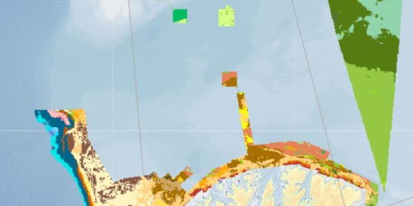 Et kart som viser biotoper langs kysten og havområdene i Nord-Norge, med ulike farger som representerer forskjellige biotoptyper og deres utbredelse.