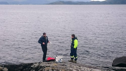 To menn i fjæra sammen med en ROV. Foto