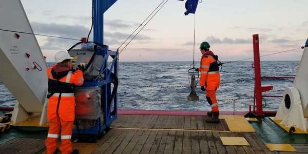 To menneske om bord eit fartøy gjer klar lydprofilmålar som skal settast ut i havet.