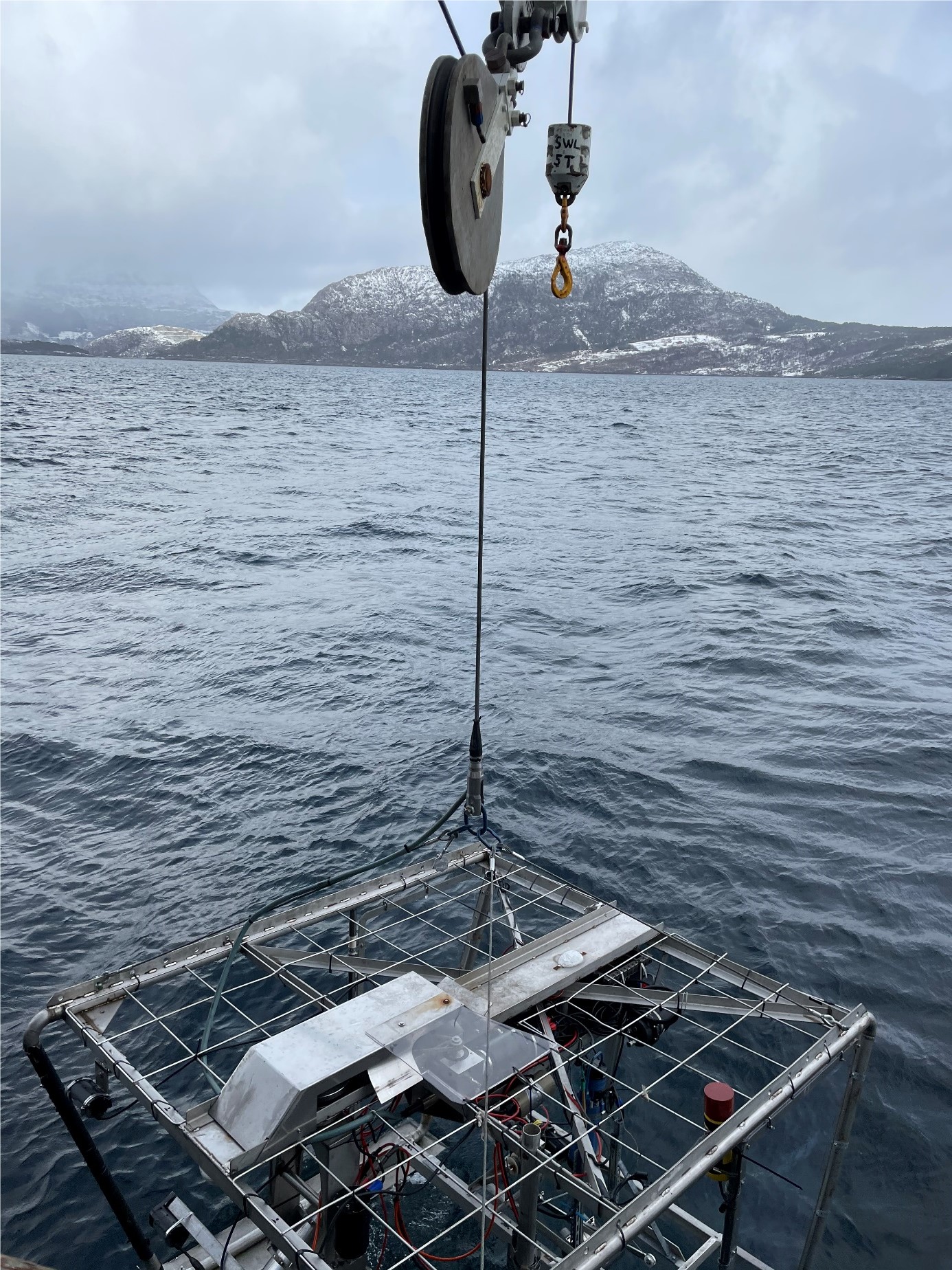 Videorigg som senkes ned i Sognefjorden