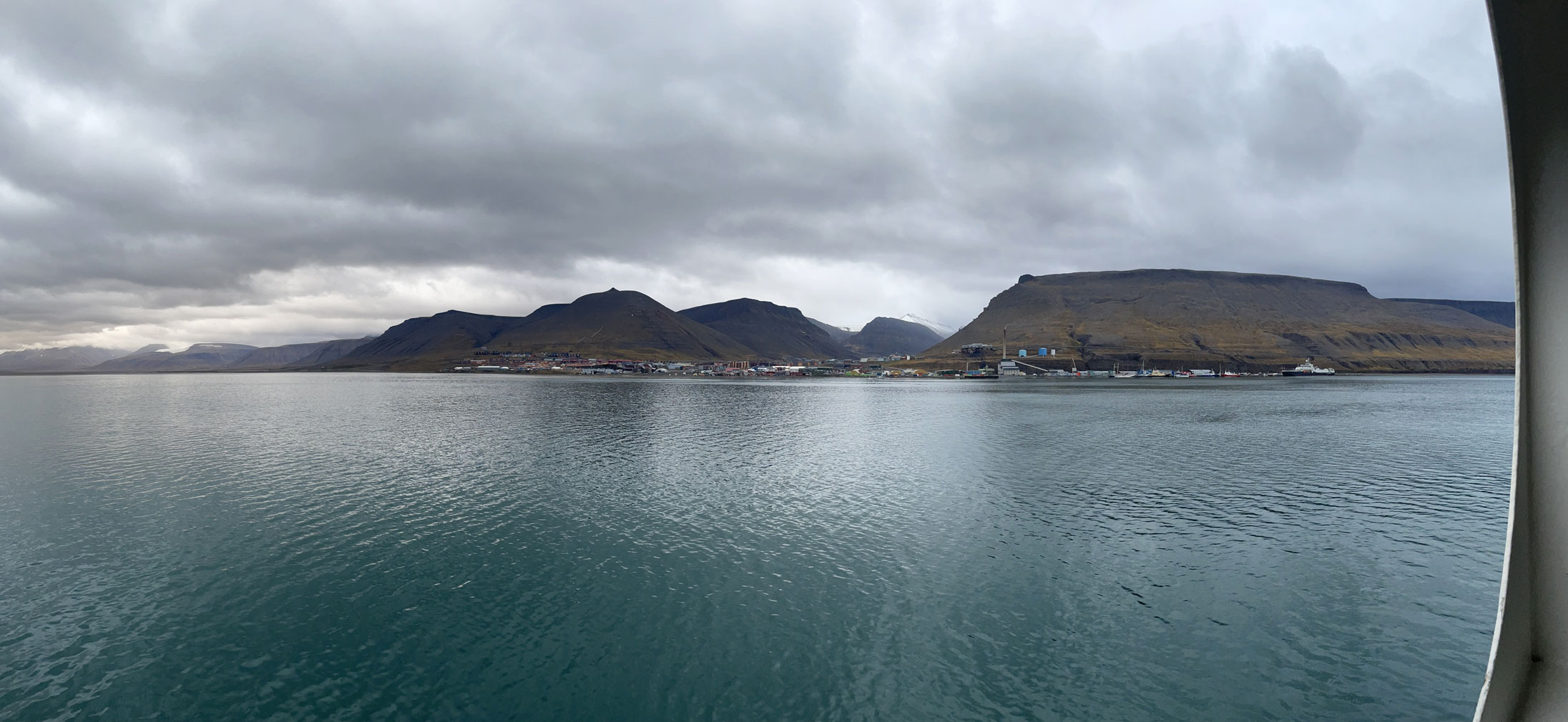Bilde tatt fra sjøen mot Longyearbyen.