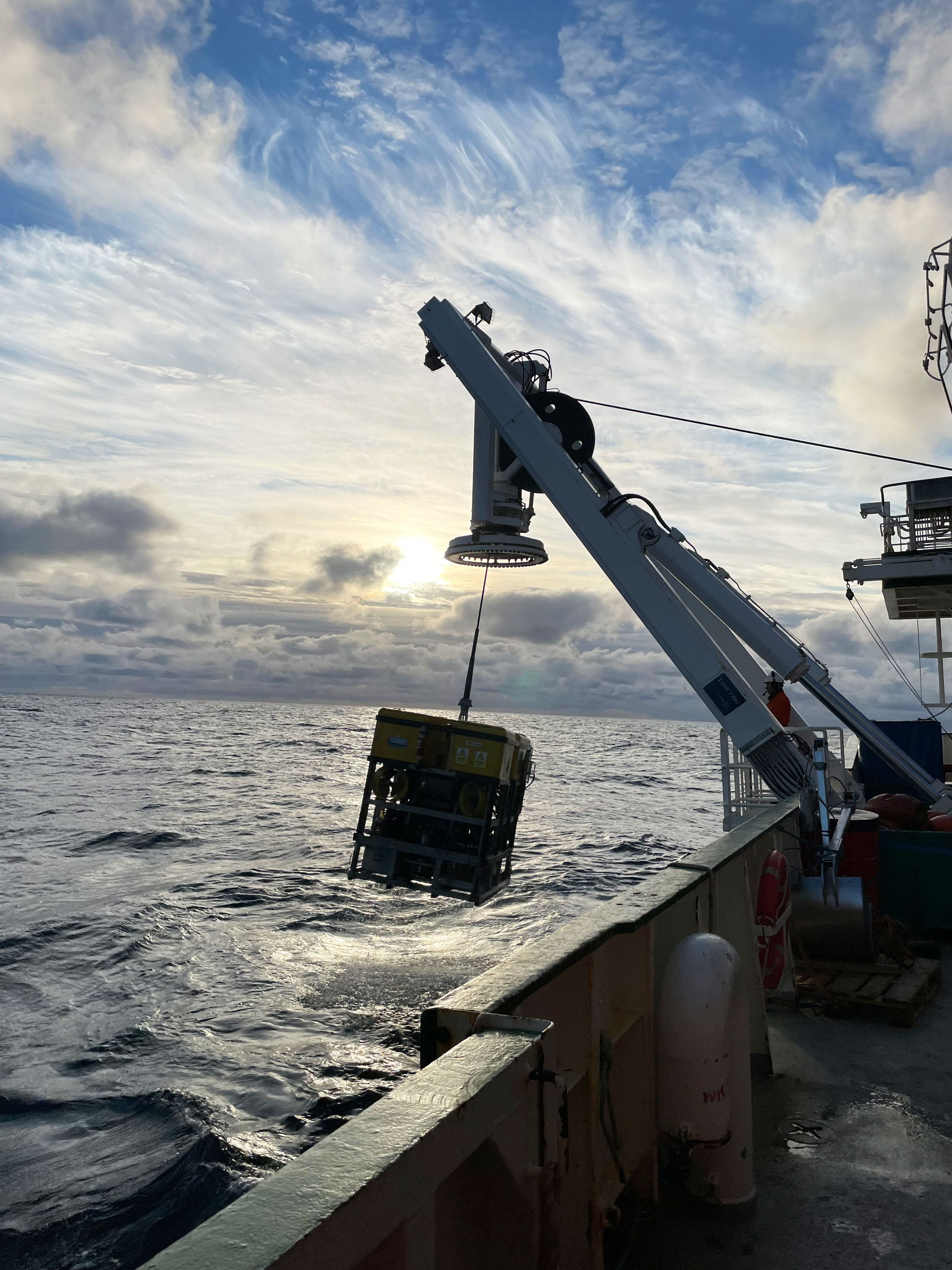 foto av undervannsfarkost som skal senkes i havet