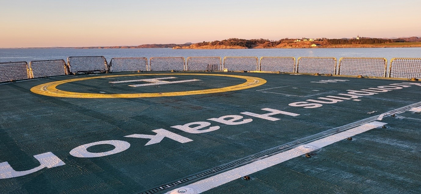 Biled av område på båt som er tilpasset slik at helikopter kan lande der.