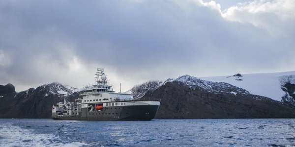 Forskningsfartøyet FF Kronprins Haakon utenfor King George Island i Antarktis.