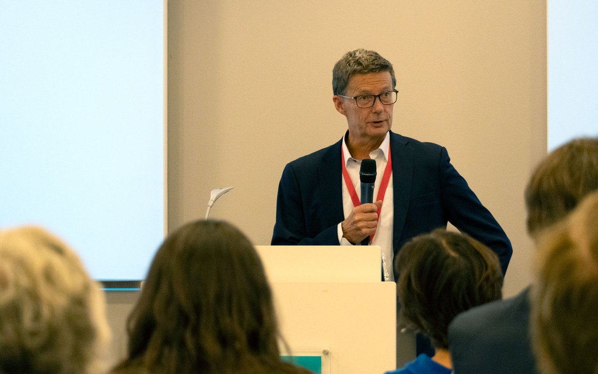 Ein mann snakkar foran publikum.