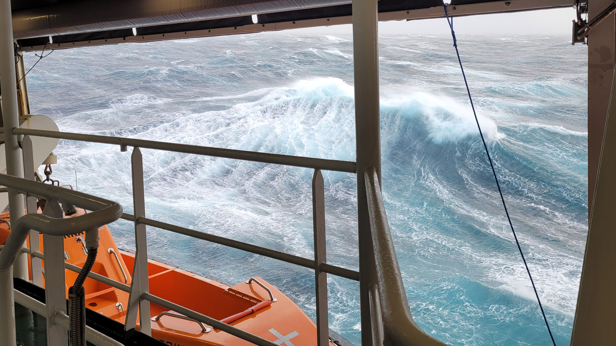 Foto som viser høye bølger med mye hvitt skum.