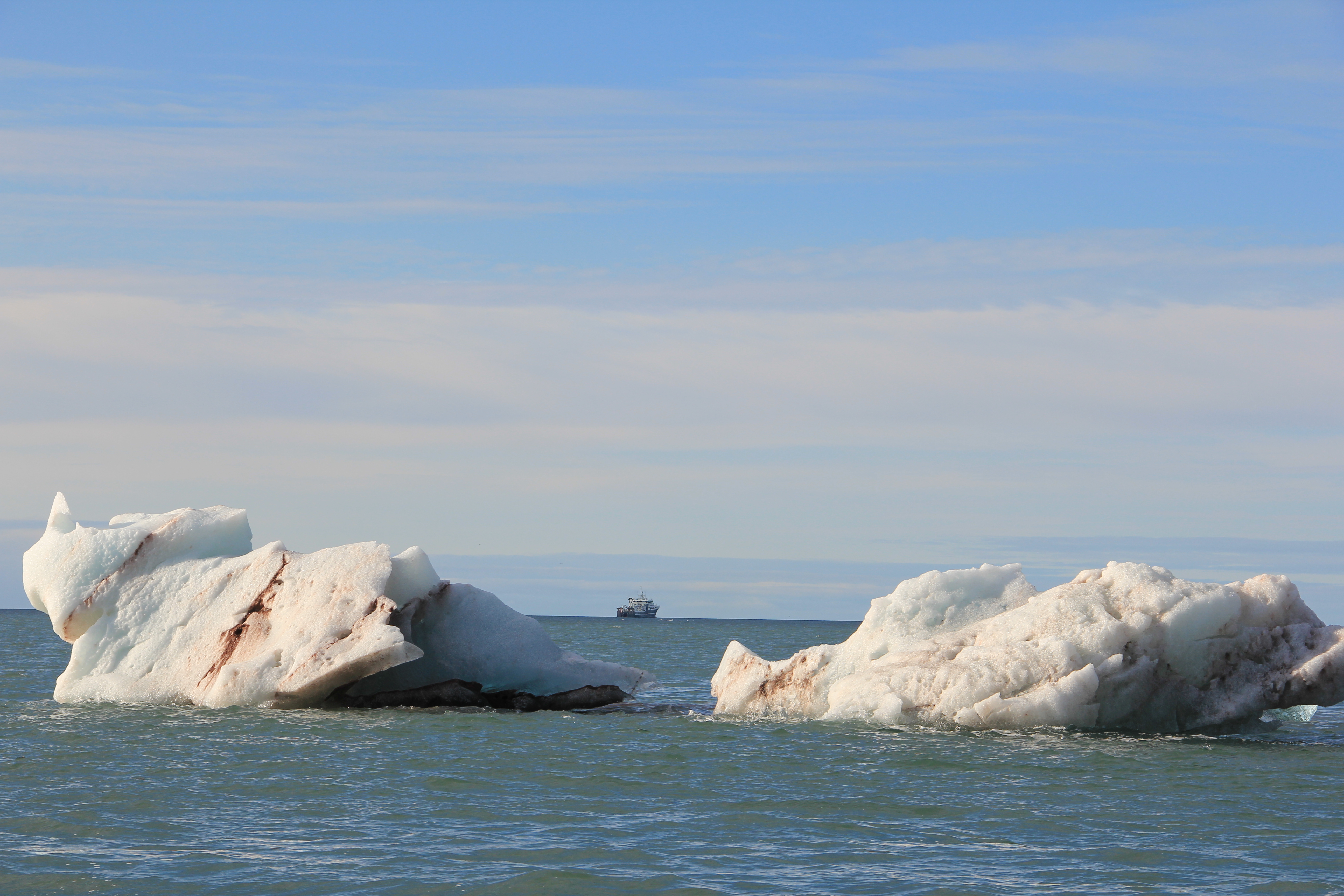To isfjell og båten G.O. Sars i bakgrunnen