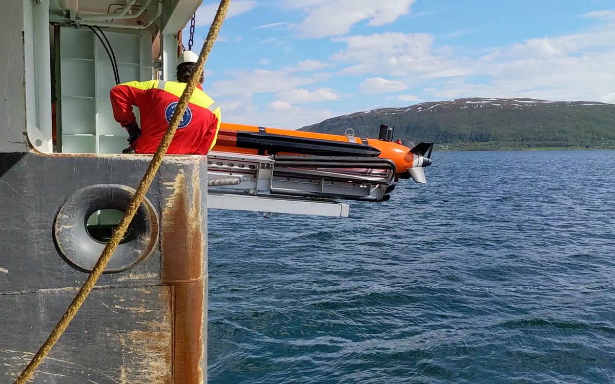 Den torpedoformete undervannsfarkosten ligger klar til å slippes ned i sjøen.