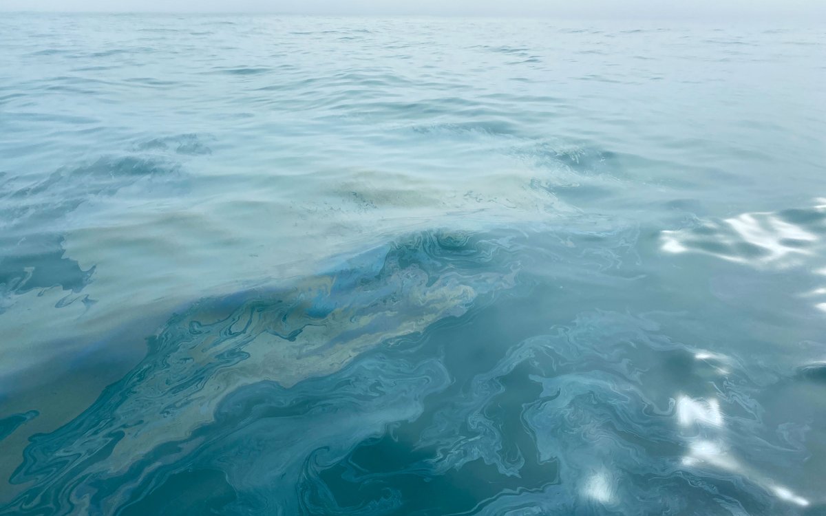 Bilde av et oljeflak på havoverflaten.
